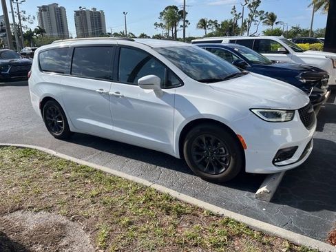 Used 2022 Chrysler Pacifica Touring-L w/ S Appearance Package image 3