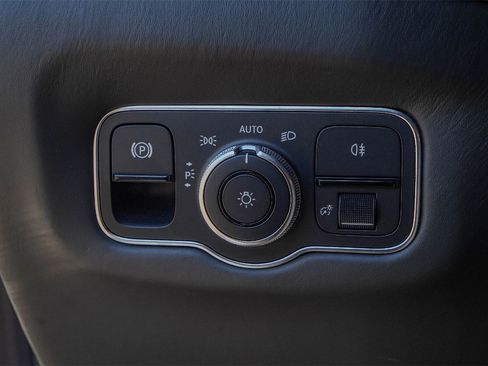 Used 2020 Aston Martin DB11 Volante image 34