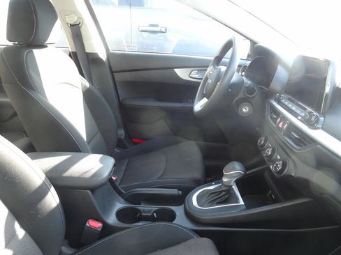 Used 2022 Kia Forte LXS w/ LXS Technology Package FWD image 6