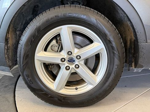 Used 2017 Ford Explorer XLT image 27