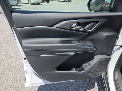 Used 2025 Chevrolet Traverse LT FWD image 18