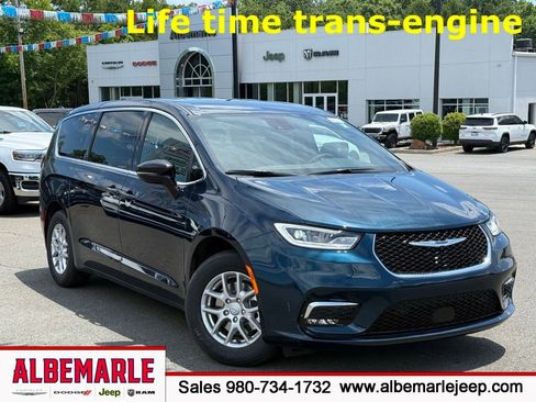 Used 2025 Chrysler Pacifica Select image 1