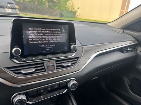 Used 2025 Nissan Altima 2.5 SV FWD image 33