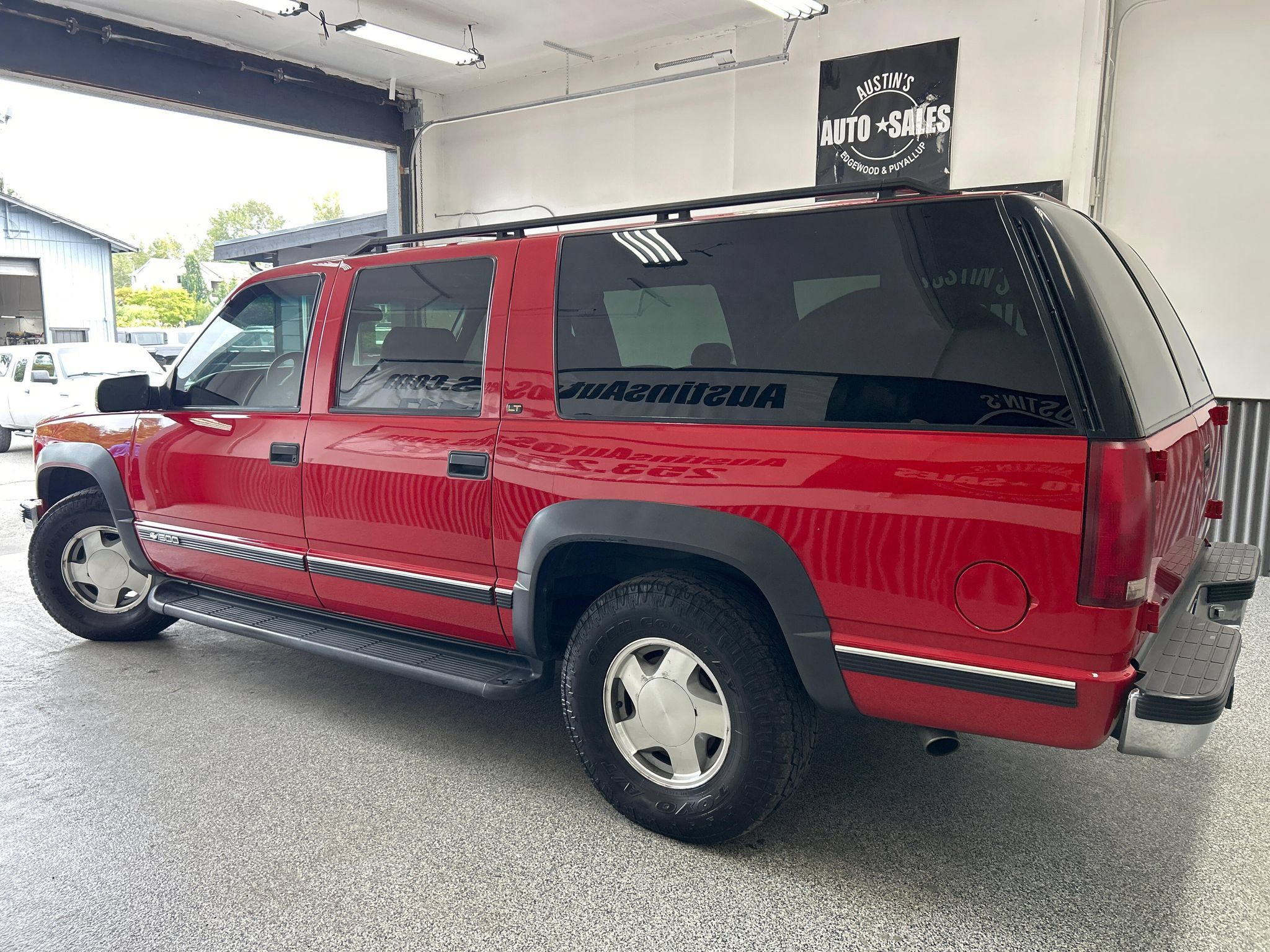 Used 1999 Chevrolet Suburban 4WD w/ Preferred Equipment Group 3 image 4