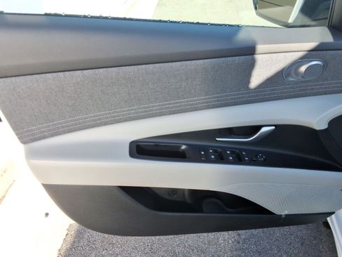 Used 2025 Hyundai Elantra Limited image 21