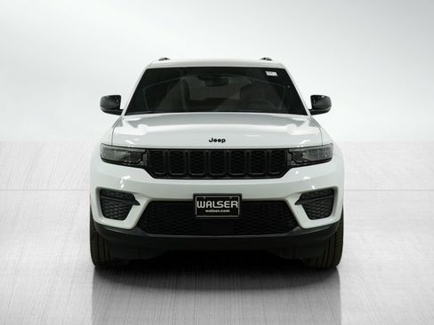 Used 2023 Jeep Grand Cherokee Altitude image 8