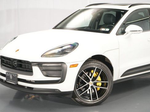 Used 2023 Porsche Macan AWD/4WD image 3
