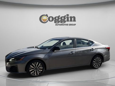 Used 2024 Nissan Altima 2.5 SV image 1