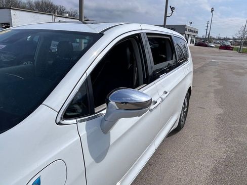 Used 2022 Chrysler Pacifica Limited FWD image 43