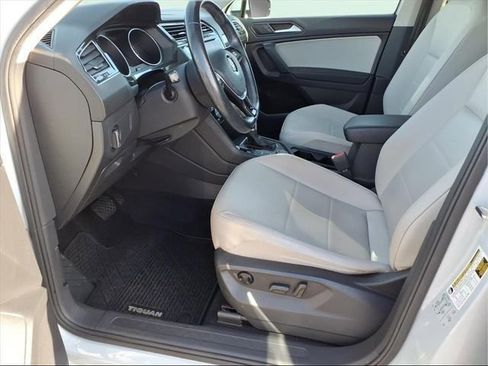 Used 2019 Volkswagen Tiguan SE w/ Panoramic Sunroof Package image 11