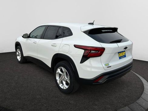 Used 2024 Chevrolet Trax LS w/ LS Convenience Package FWD image 8