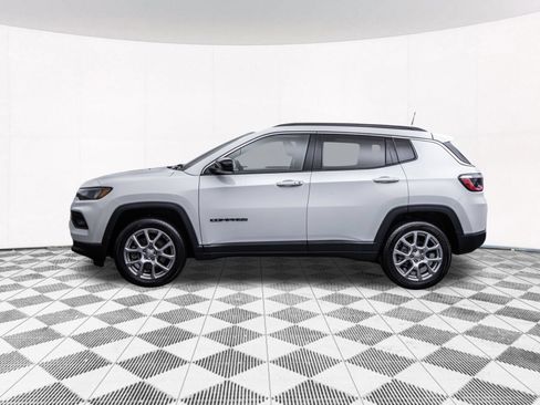 Used 2023 Jeep Compass Latitude AWD/4WD image 6