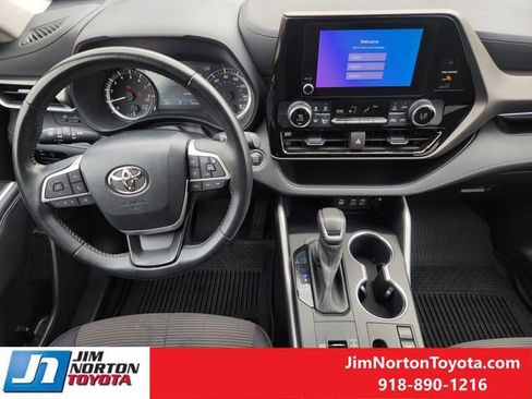 Used 2023 Toyota Highlander LE image 30