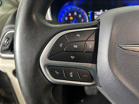 Used 2017 Chrysler Pacifica Touring-L FWD image 16