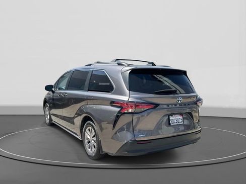 Used 2022 Toyota Sienna LE w/ LE Plus Package AWD/4WD image 3