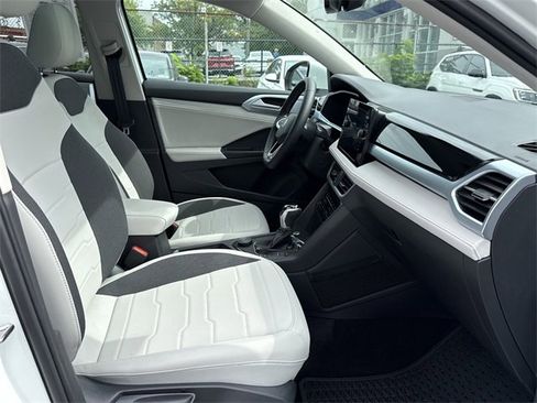 Used 2025 Volkswagen Taos SE image 30