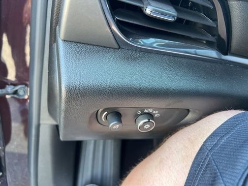 Used 2022 Chevrolet Traverse LT image 20