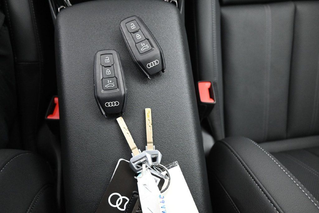 Used 2025 Audi Q6 e-tron Premium Plus w/ Premium Plus AWD/4WD image 21