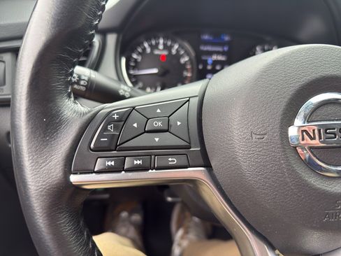 Used 2018 Nissan Rogue SV image 16