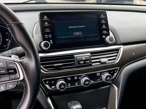 Used 2018 Honda Accord Touring image 7