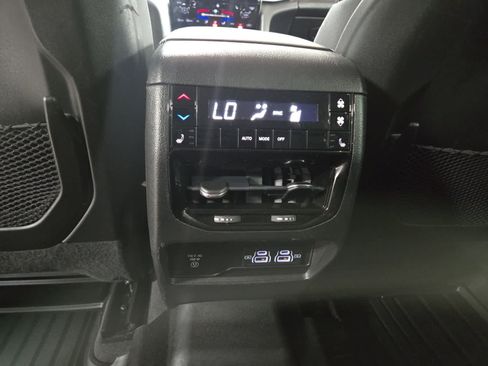 Used 2022 Jeep Grand Cherokee L Limited w/ Black Appearance Package AWD/4WD image 23