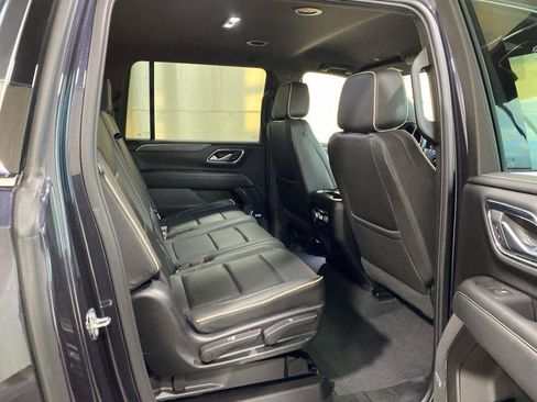 Used 2023 GMC Yukon XL SLT AWD/4WD image 13
