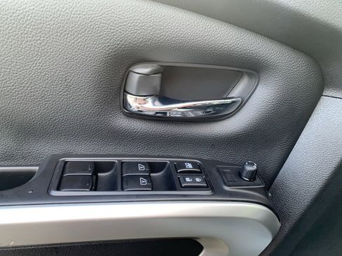 Used 2023 Nissan Titan SV w/ SV Convenience Package image 10