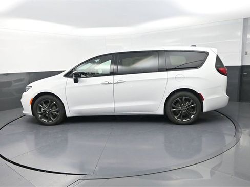 New 2026 Chrysler Pacifica Select image 4