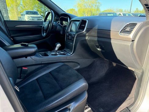 Used 2017 Jeep Grand Cherokee Altitude AWD/4WD image 28