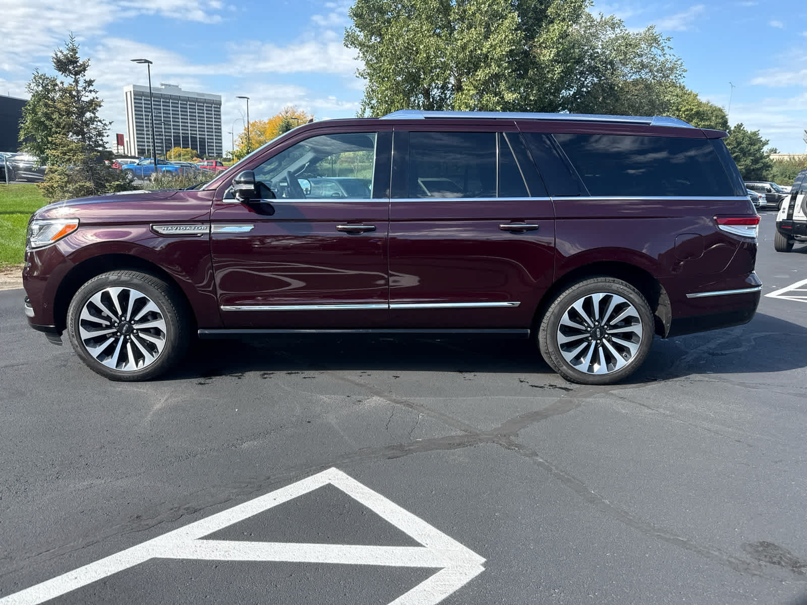 Used 2023 Lincoln Navigator L Reserve AWD/4WD image 2