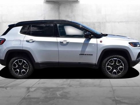 Used 2025 Jeep Compass Trailhawk AWD/4WD image 5