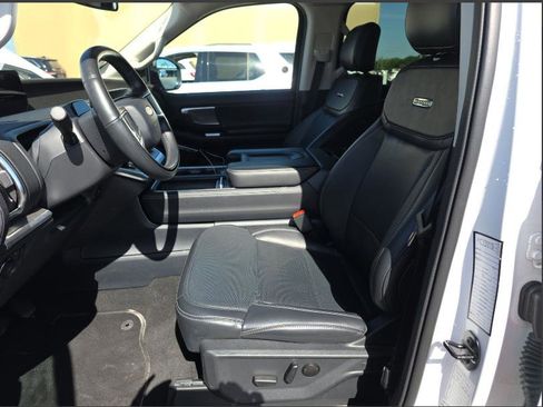 Used 2025 Ford Expedition Platinum image 6