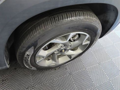 Used 2025 Chevrolet Trax LT w/ LT Convenience Package FWD image 9