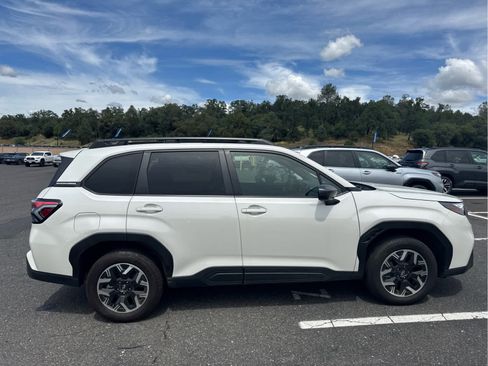 Used 2025 Subaru Forester Premium AWD/4WD image 4