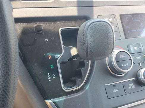 Certified 2017 Toyota Sienna LE AWD/4WD image 27