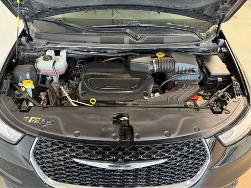 Used 2024 Chrysler Pacifica Touring-L FWD image 12