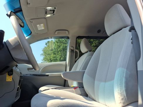 Used 2014 Toyota Sienna LE FWD image 8