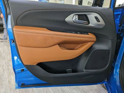 New 2026 Chrysler Pacifica Pinnacle w/ Trailer Tow Group image 11