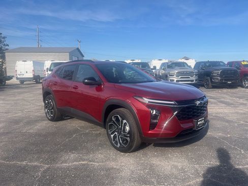 Used 2025 Chevrolet Trax RS w/ Sunroof Package image 1