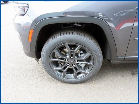 New 2025 Jeep Grand Cherokee Limited image 4
