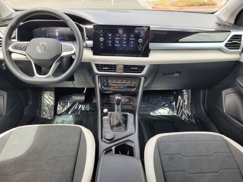 Certified 2025 Volkswagen Taos SE w/ Panoramic Sunroof Package AWD/4WD image 18