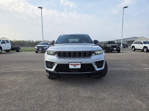 New 2026 Jeep Grand Cherokee Laredo X image 2