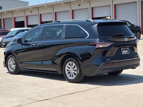 Certified 2026 Toyota Sienna XLE FWD image 4