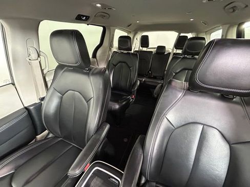 Used 2023 Chrysler Pacifica Touring-L FWD image 14