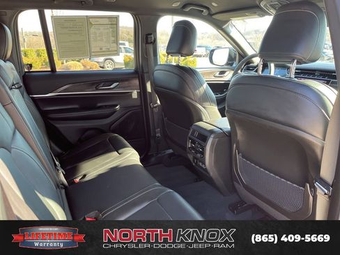 Used 2025 Jeep Grand Cherokee Limited image 24