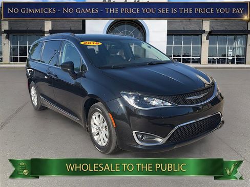 Used 2018 Chrysler Pacifica Touring-L Plus FWD image 1