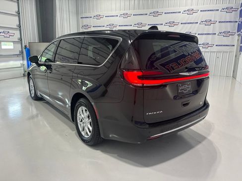 Used 2023 Chrysler Pacifica Touring-L FWD image 4