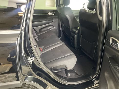 Used 2019 Jeep Grand Cherokee Laredo AWD/4WD image 22