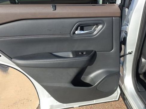 Used 2023 Nissan Rogue SV w/ SV Premium B Package FWD image 16