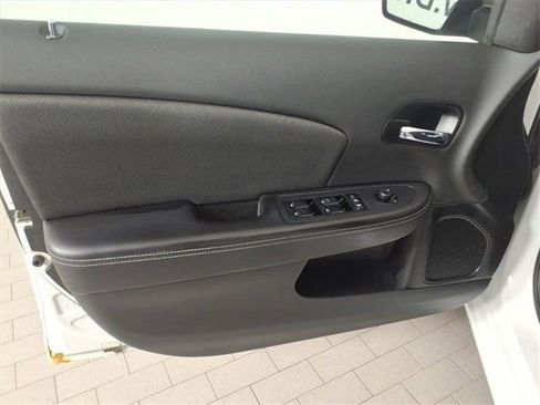 Used 2012 Dodge Avenger SE image 9